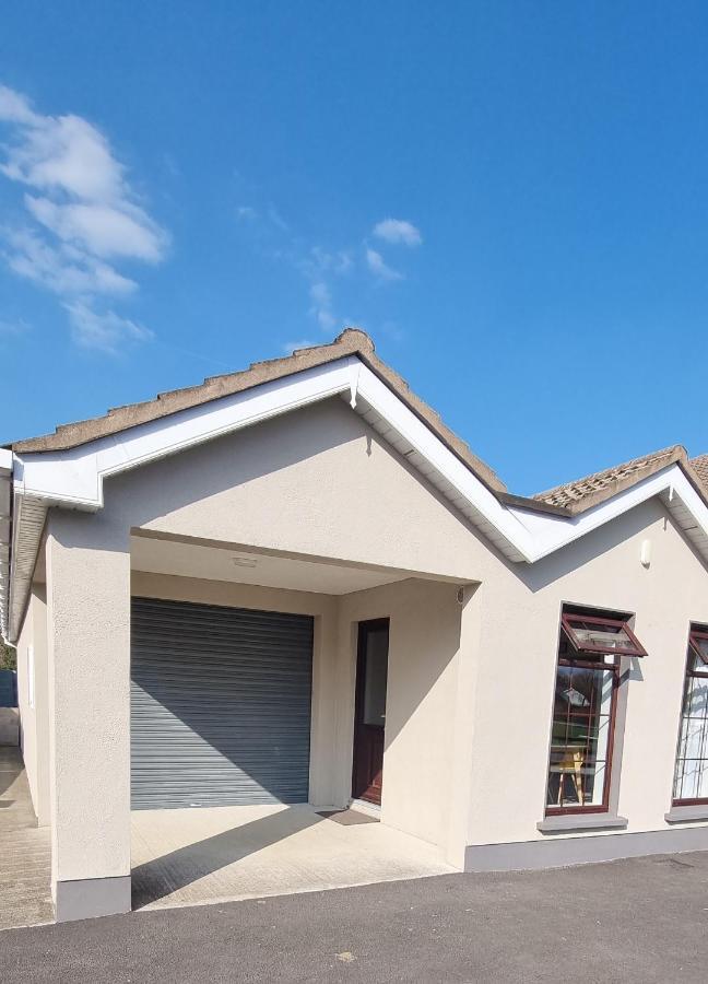 Brownstown Spacious Curragh 2-Bed Apartment With Own Entrance מראה חיצוני תמונה